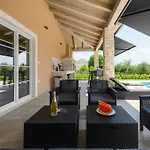 Villa In Maru Ini With Swimming Pool