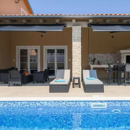 In Maru Ini With Swimming Pool *