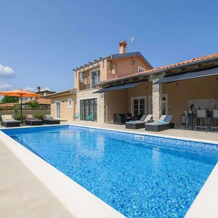 In Maru Ini With Swimming Pool Villa Maruzini
