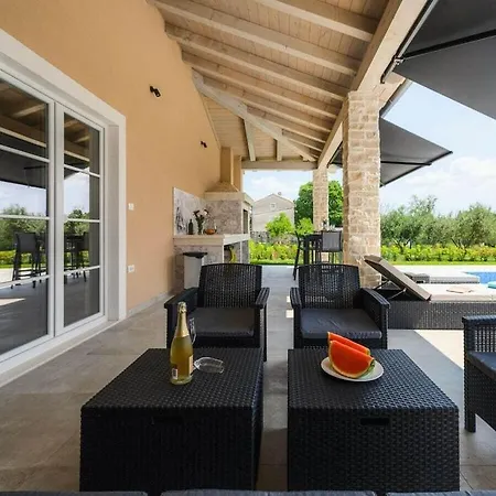 Villa In Maru Ini With Swimming Pool